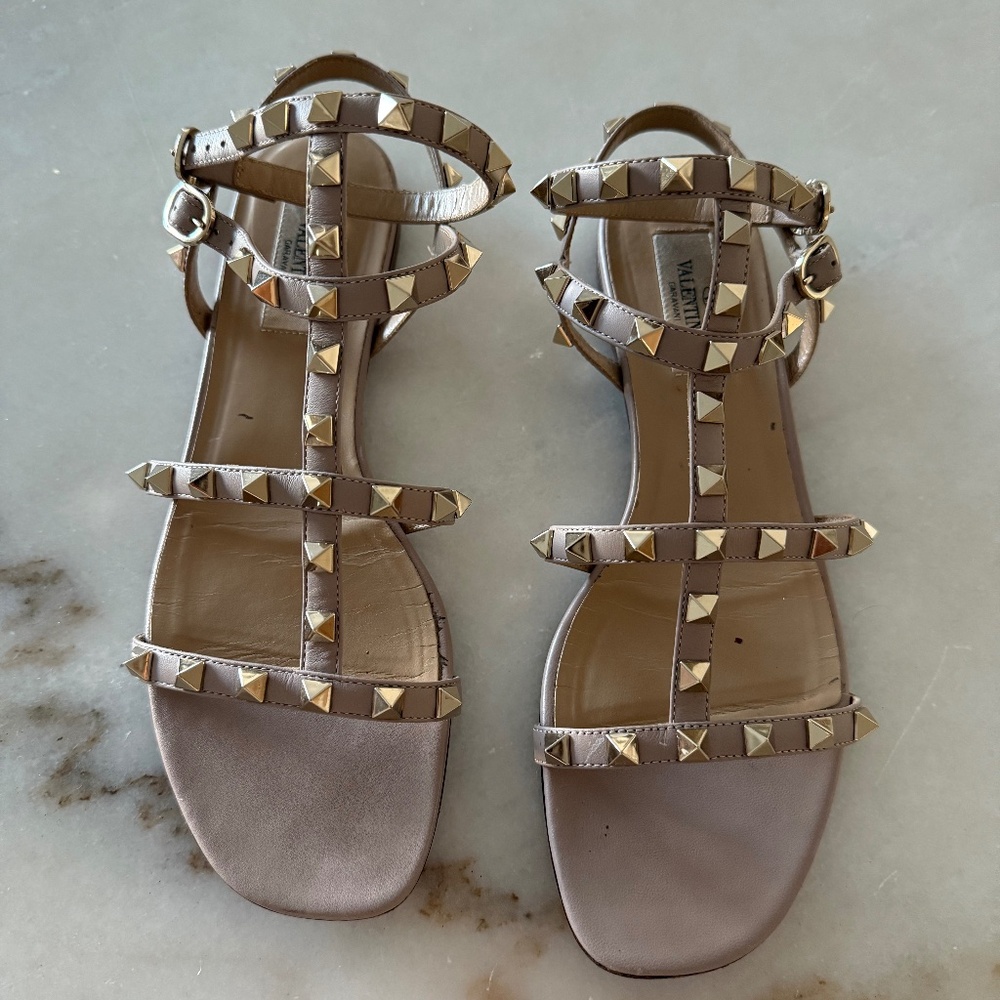 Valentino Garavani Rockstud Flat Sandals (blush)
